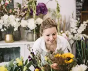 Como as Floriculturas Criam Arranjos de Flor (16)