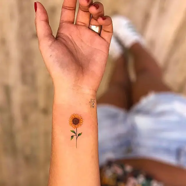 Tatuagem Com Flor Amarela