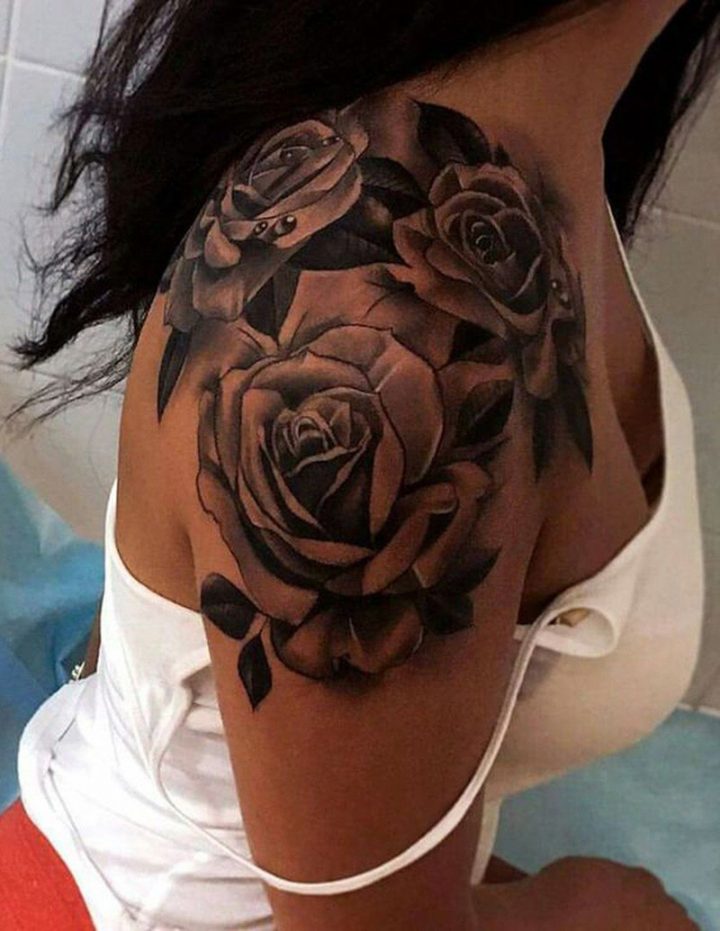 Tatuagem de Flor Preta Com Muitas Pétalas
