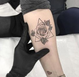 Tatuagem de Rosa Com Triângulo